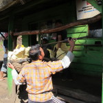 Weighing the sulfur, a load of 70 to 90 kilos